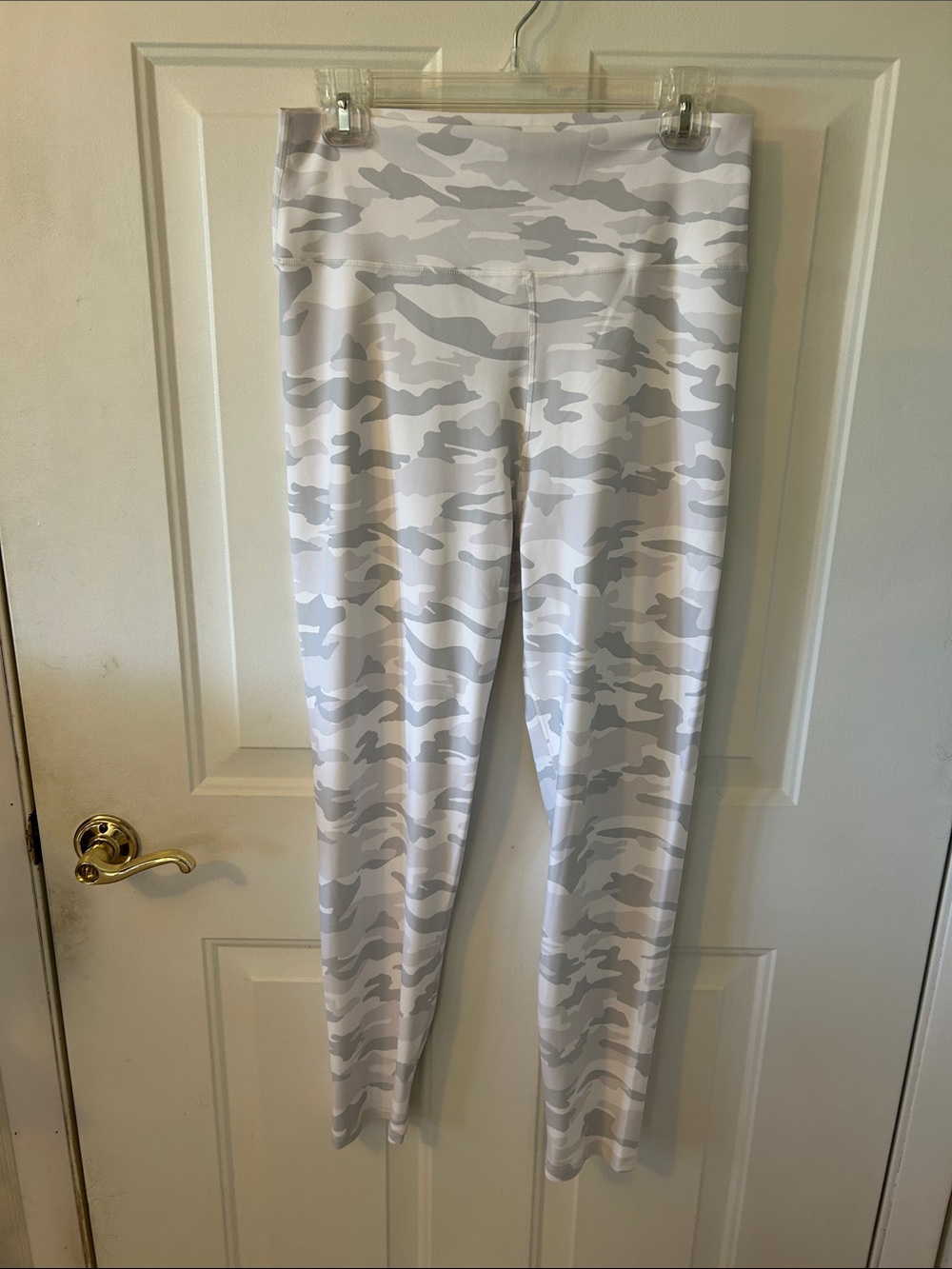 NEW “Mud Pie”light Gray & vivid White Camo leggings size XL super soft 😌